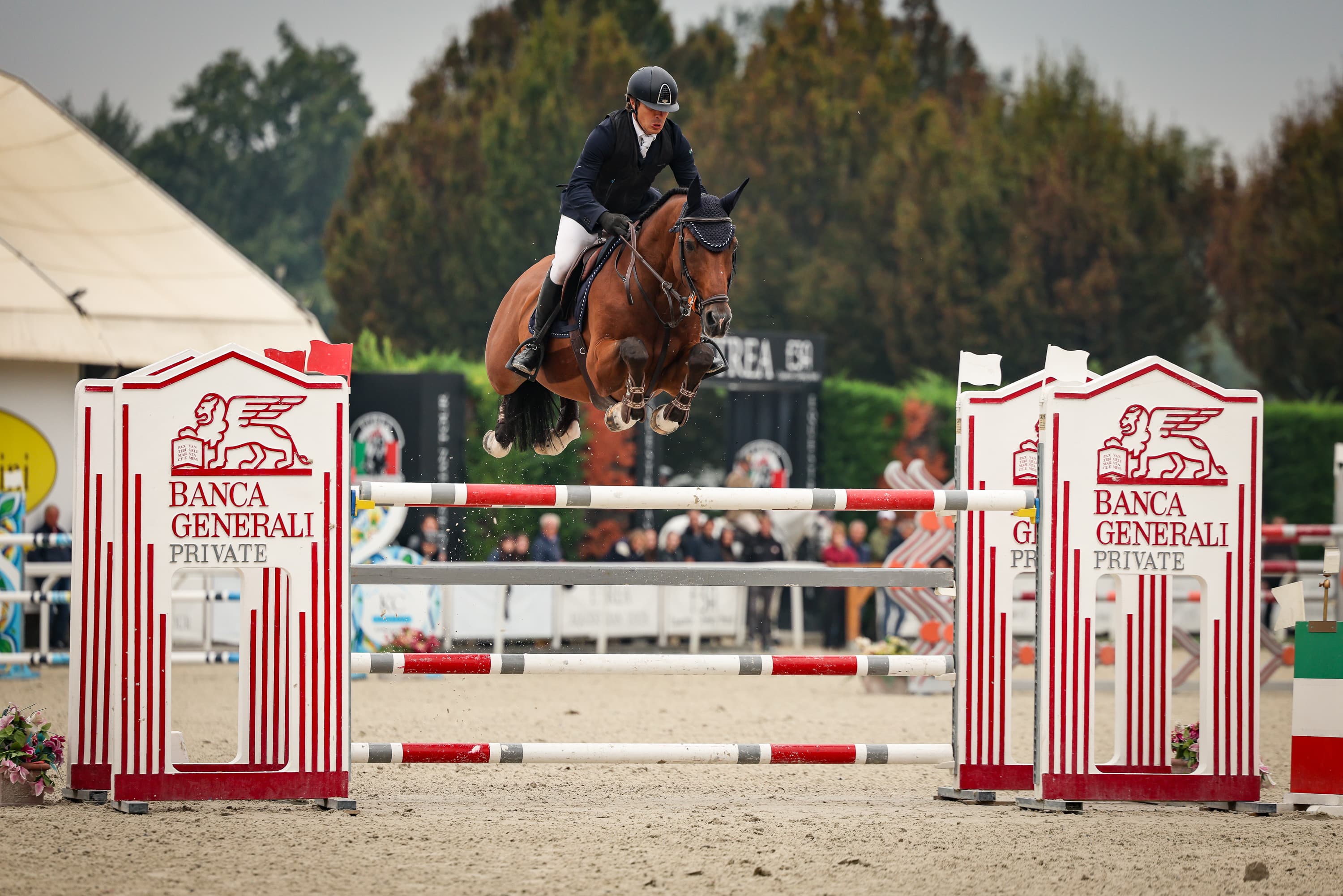 Ein Reiter und sein Pferd beim Sprung auf einem Turnier in Etrea